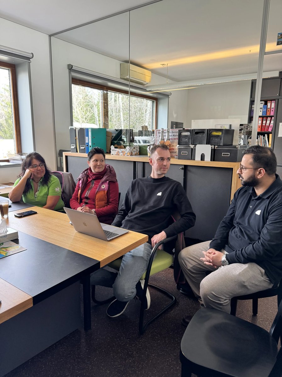 Das Team von Booking Experts sitzt am Schreibtisch und gibt eine Schulung