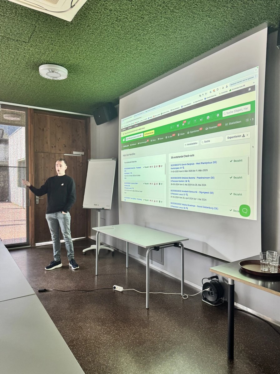 Ein Mitarbeiter von Booking Experts gibt eine Präsentation über das System von Booking Experts