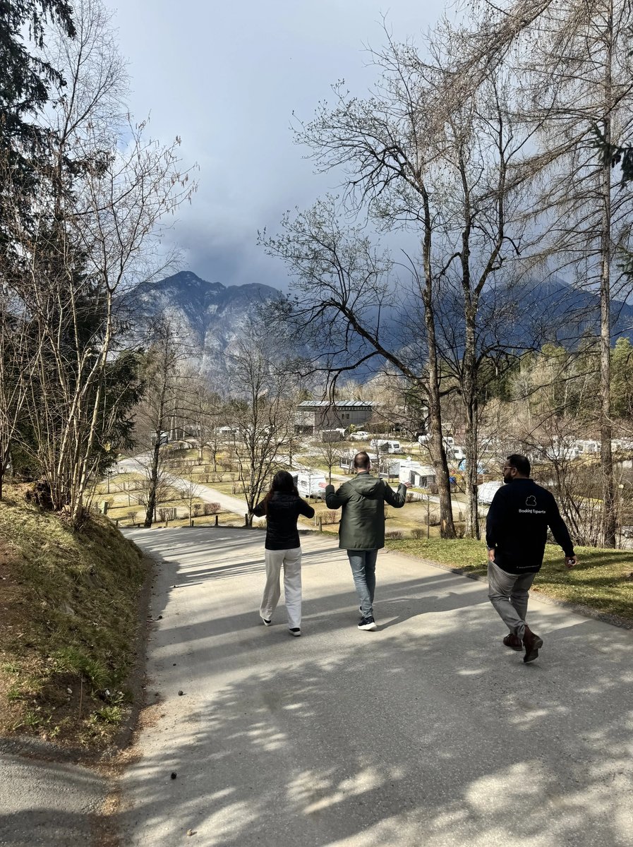 Drei Personen, die über das Gelände vom Natterer See laufen mit atemberaubendem Ausblick auf die Berge